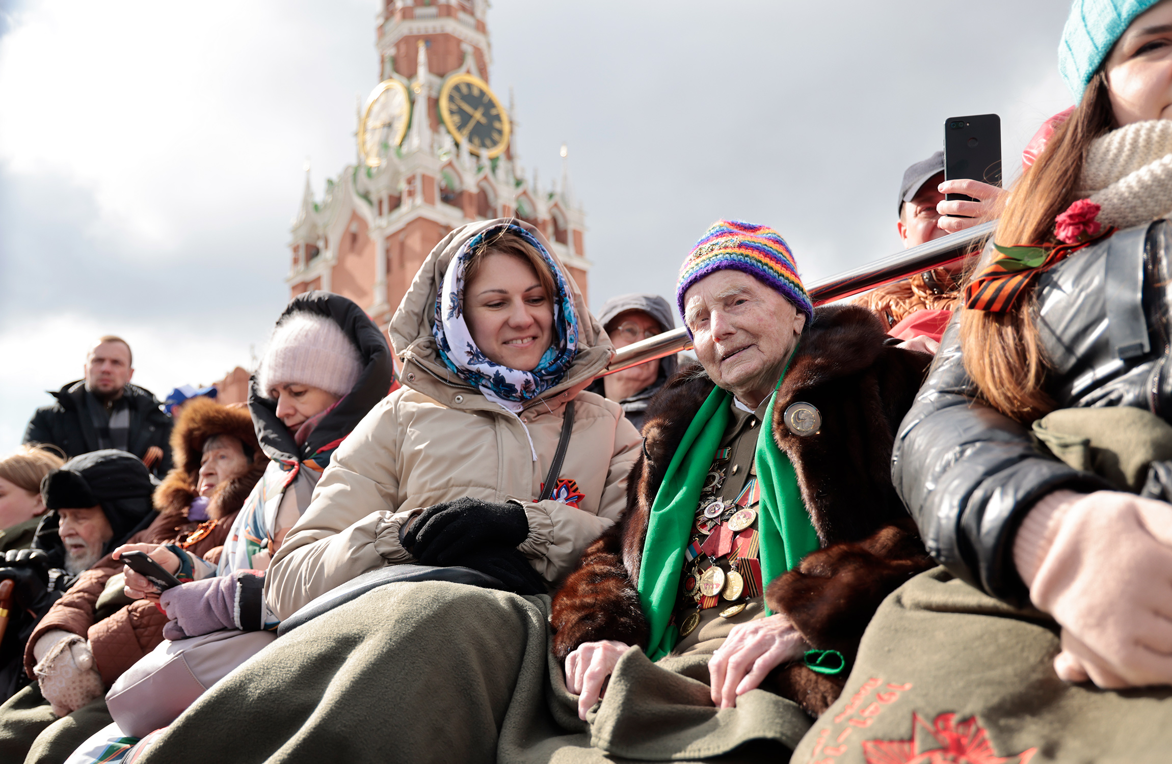 Зрители парада на Красной площади.