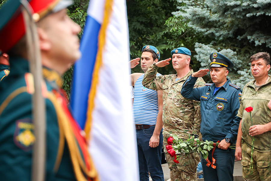 Люди у памятника воинам-афганцам в центральном парке имени Горького, Мелитополь.