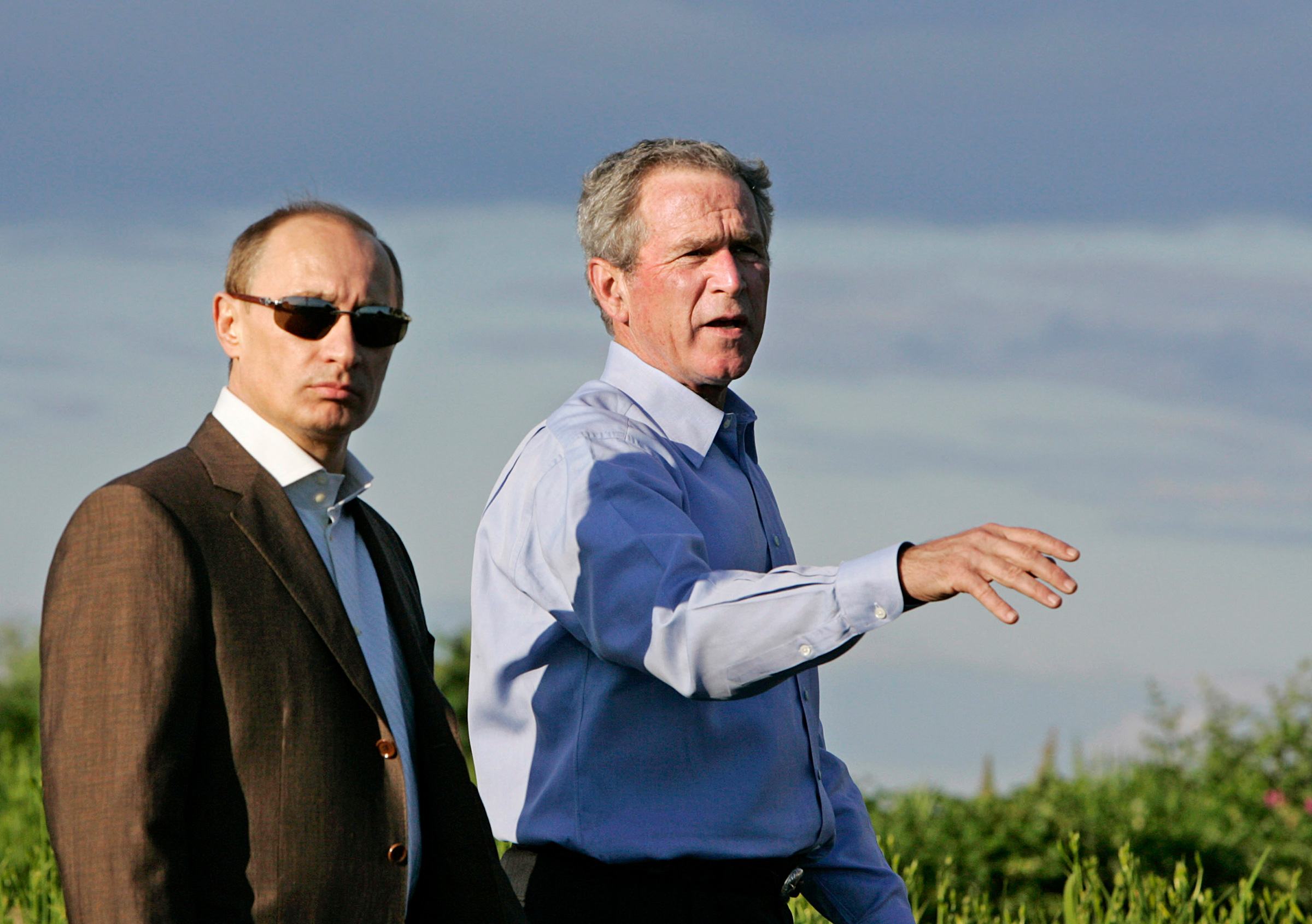 На фото: Путин и Буш-младший во время прогулки по семейному поместью Бушей, 2 июля 2007 года.
