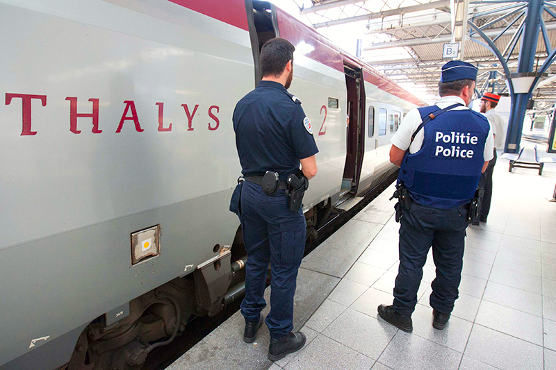 Атака в поезде

21 августа 2015 года в вагоне поезда Thalys, следовавшего из Амстердама в Париж, 25-летний марокканец Аюб аль-Каззани, проживавший ранее в Испании, Франции и Бельгии, открыл огонь из автоматического оружия и ранил двух&nbsp;человек. Его нейтрализовали пассажиры, среди которых оказались двое американских военнослужащих. Аль-Каззани заявил, что намеревался совершить ограбление, однако французские спецслужбы заявили, что он был связан с исламистами
