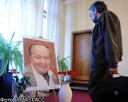 Сотни москвичей пришли проститься с Андреем Вознесенским
