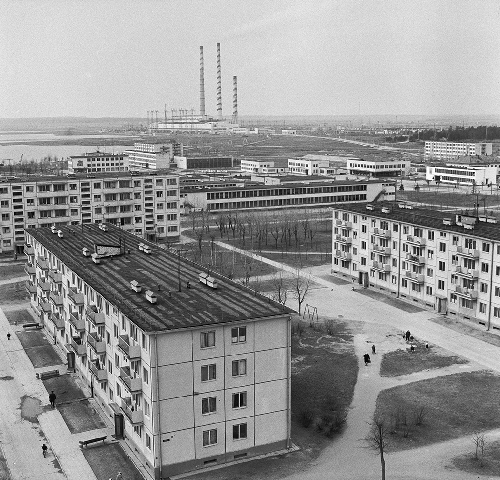 Новые дома энергетиков в&nbsp;городе Электренай, Литовская&nbsp;ССР. Вдали&nbsp;&mdash;&nbsp;Литовская ГРЭС