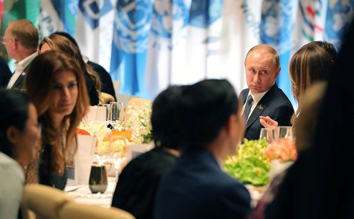 Президент России Владимир Путин (второй справа) на торжественном приеме для участников саммита G20 в Гамбурге
