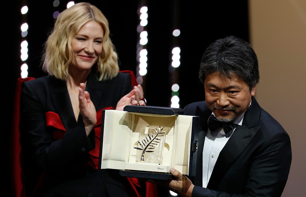 Хирокадзу Корээда&nbsp;(справа) с главной наградой&nbsp;​71-го Каннского кинофестиваля и председатель жюри Кейт&nbsp;Бланшетт