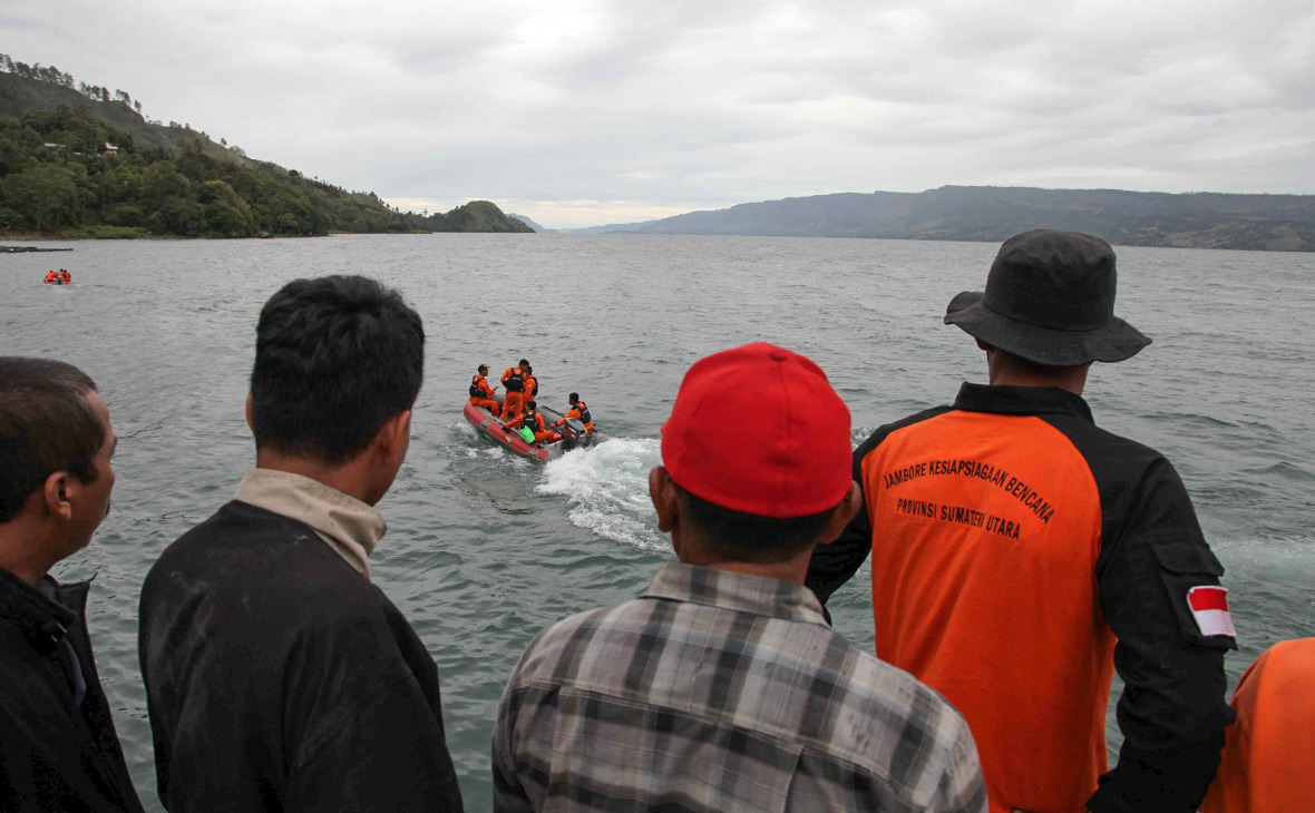 Поисково-спасательные работы на озере Тоба