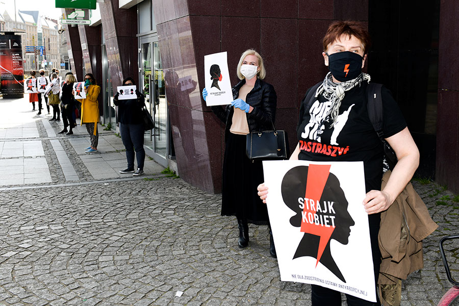 Протест женщин во Вроцлаве, Польша, против рассмотрения парламентом законопроекта об ограничениях на аборты
