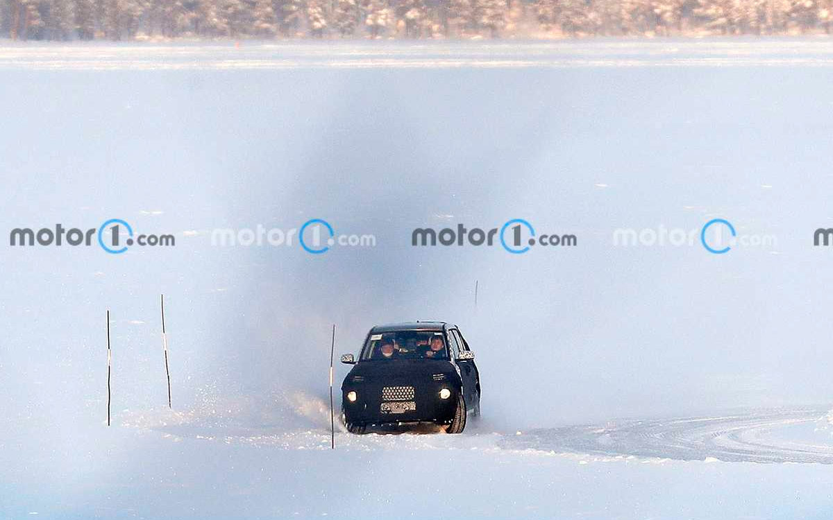 Новый кроссовер Hyundai застрял во время зимних тестов. Фото