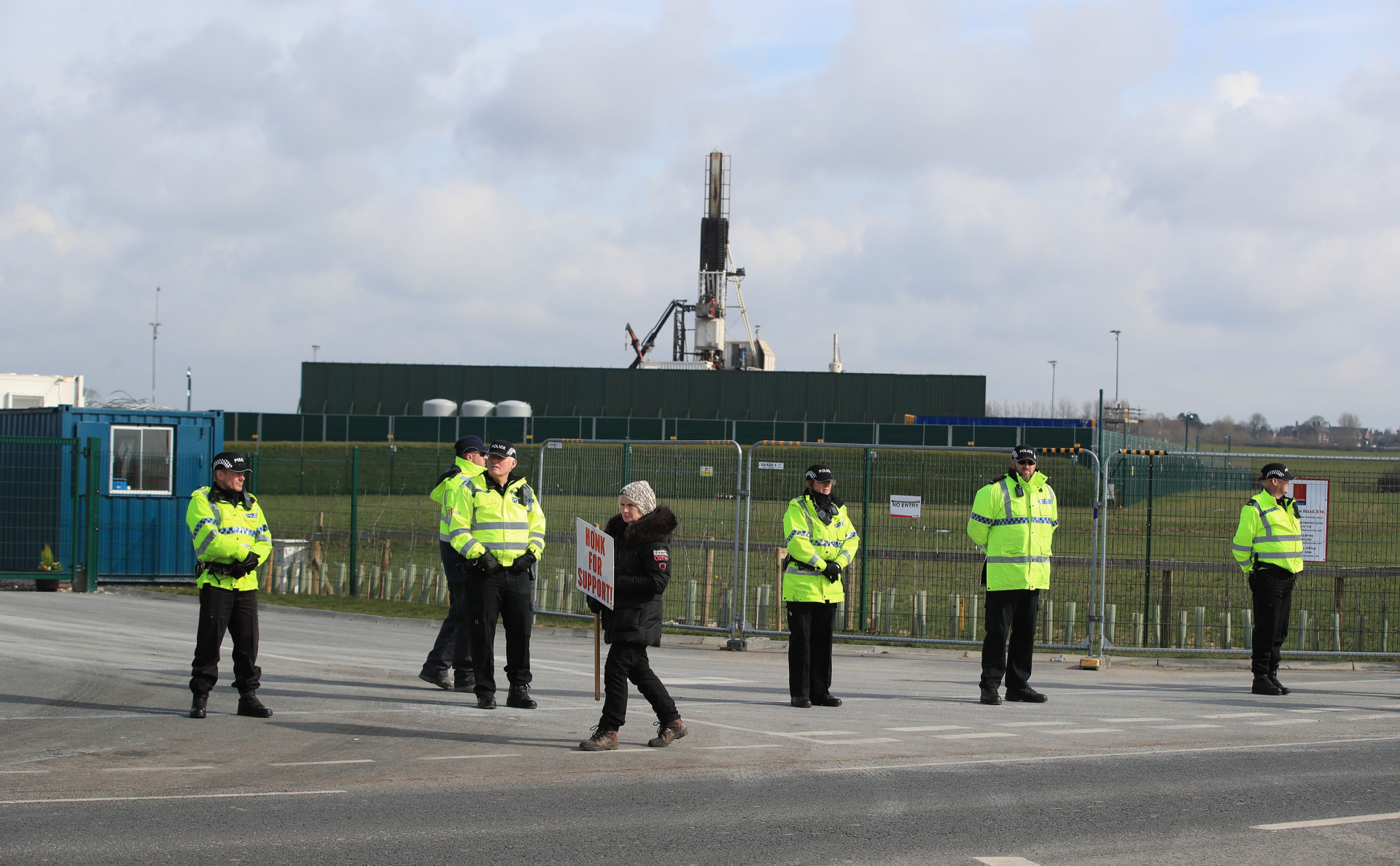 Акция протеста против фрекинга у буровой площадки компании Cuadrilla в Ланкашире, Великобритания