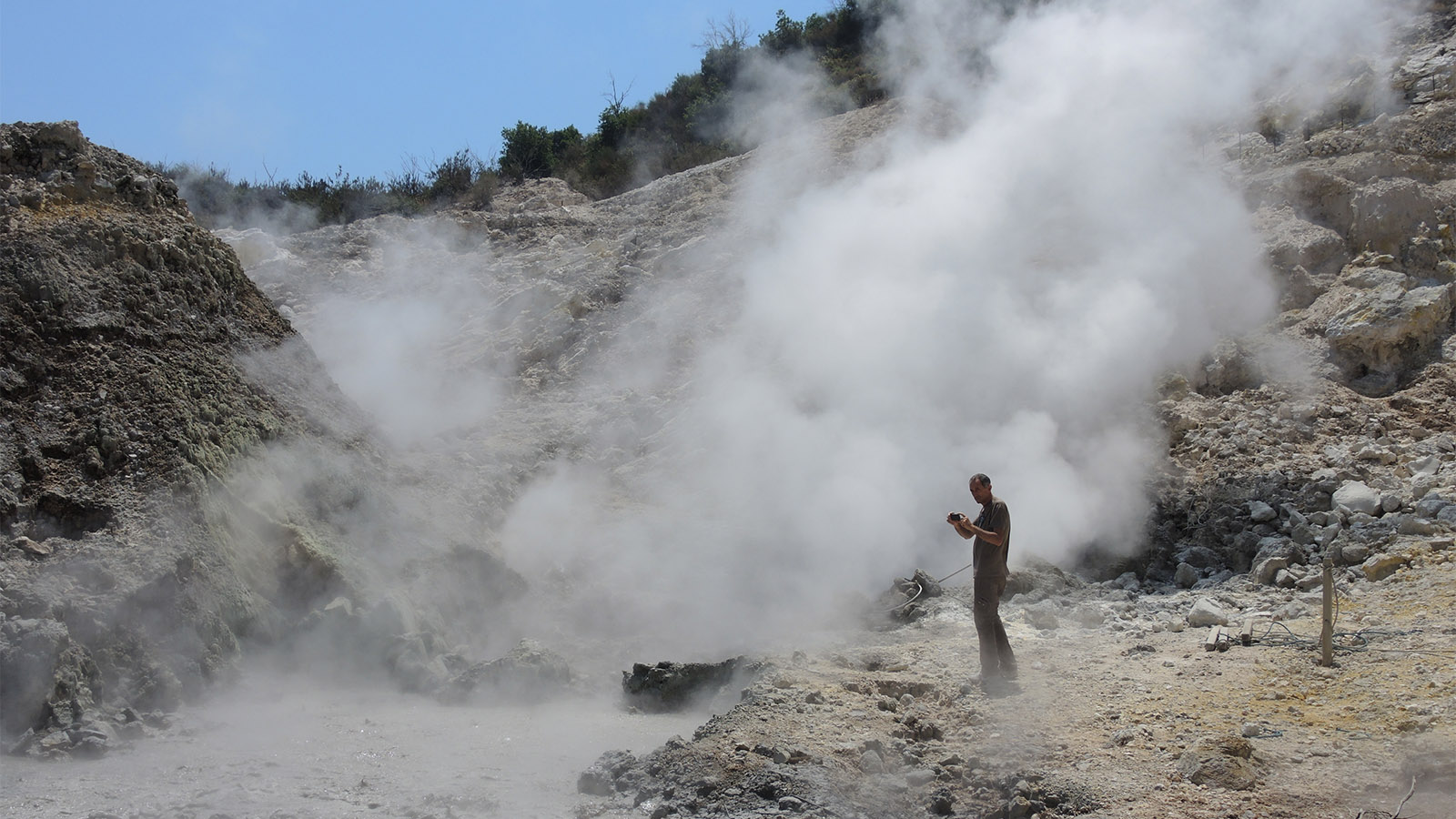 <p>Дым, поднимающийся со дна одного из кратеров супервулкана Флегрейские поля в Италии</p>