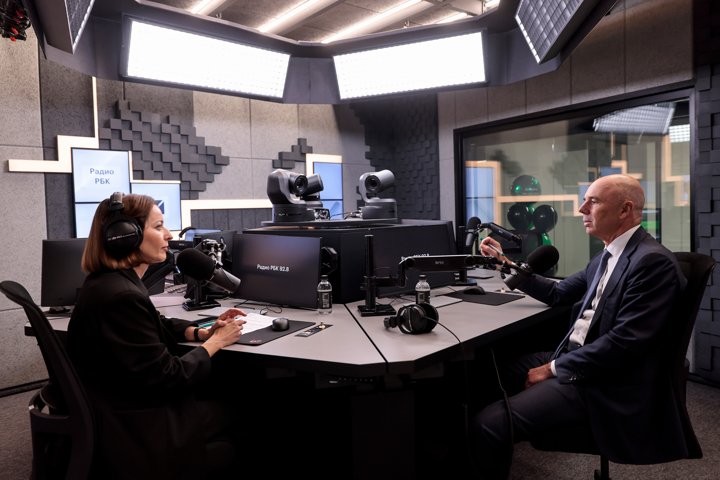 Также радиостудию РБК посетил глава Минфина Антон Силуанов. Большой разговор с министром финансов слушайте 9 сентября на Радио РБК в 9:10.