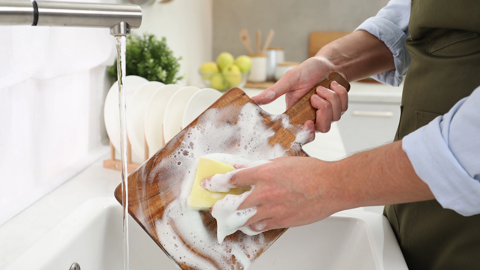 Со временем даже самое прочное дерево может дать трещину или деформироваться