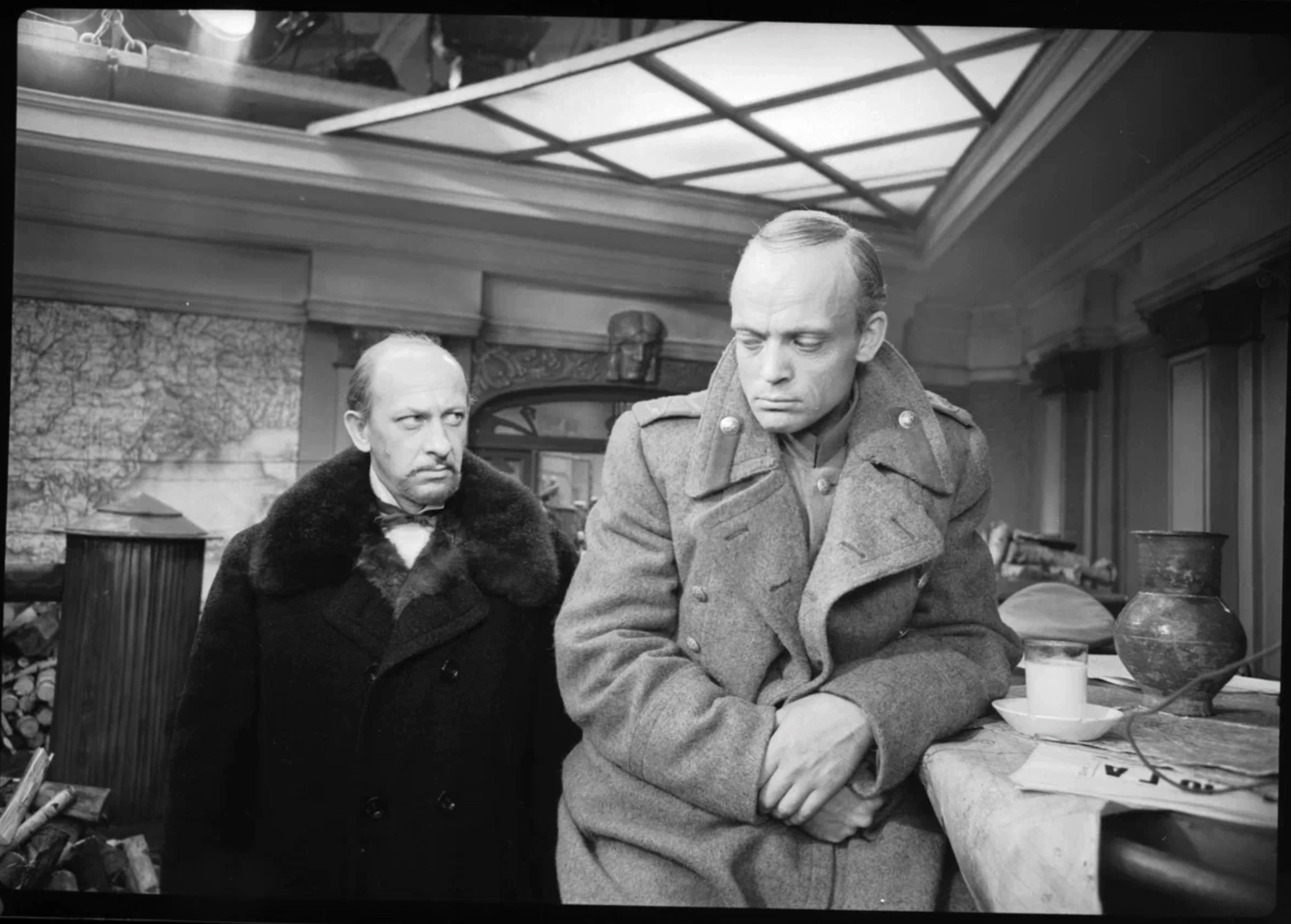 В экранизации произведений Михаила Булгакова «Бег» (1970) Евстигнеев сыграл Парамона Корзухина — бывшего товарища министра торговли Крыма, который после поражения Белого движения сумел вывезти деньги за границу и благополучно устроиться в Париже. Когда к нему за помощью обращаются беженцы из России, Корзухин отказывается признавать собственную жену и расставаться с состоянием. Но его неожиданно обыгрывает в карты генерал Чарнота (Михаил Ульянов). Их совместная сцена стала одним из самых ярких эпизодов фильма. Актеры во многом импровизировали. Ульянов позднее вспоминал, как Евстигнеев прямо на съемочной площадке находил неожиданные интонации, жесты и реакции. «Бег» вошел в основной конкурс Каннского кинофестиваля 1971 года. На фото: Евстигнеев и Владислав Дворжецкий