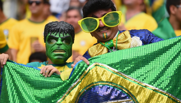 Бразильские Фанаты во время матча между Бразилией и Мексикой на стадионе "Эстадио Пласидо Адералдо Кастело". 17 июня, Форталеза, Бразилия. 