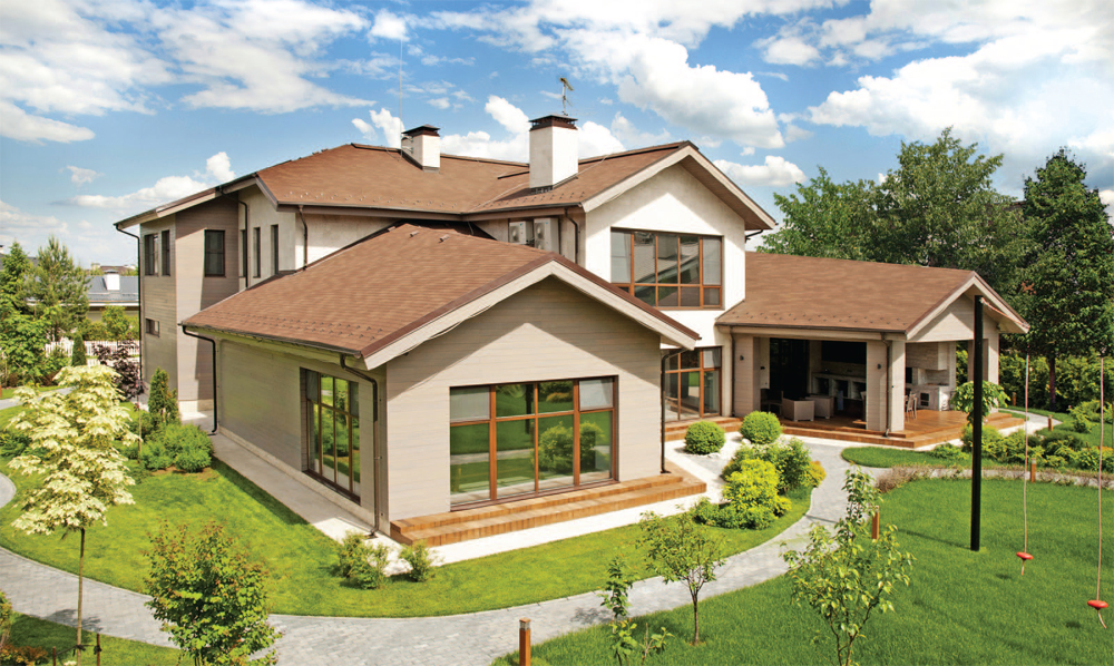 Простые и красивые дома в разных стилях с оформленной придомовой территорией.
