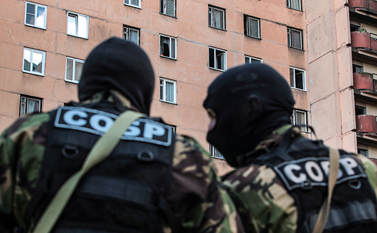 Бойцы СОБРа у дома на Ленинском проспекте, где проходила спецоперация ФСБ


