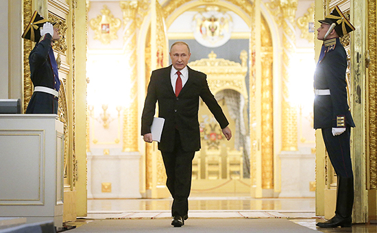Президент России Владимир Путин (в центре) перед началом выступления с ежегодным Посланием к Федеральному собранию России в Кремле


