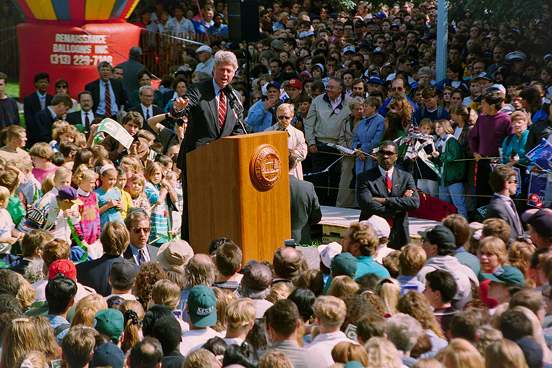 Президент:  Билл Клинтон, 1992 год

Лозунг: ​It&rsquo;s the Economy, Stupid (&laquo;Это экономика, дурачок!&raquo;)
