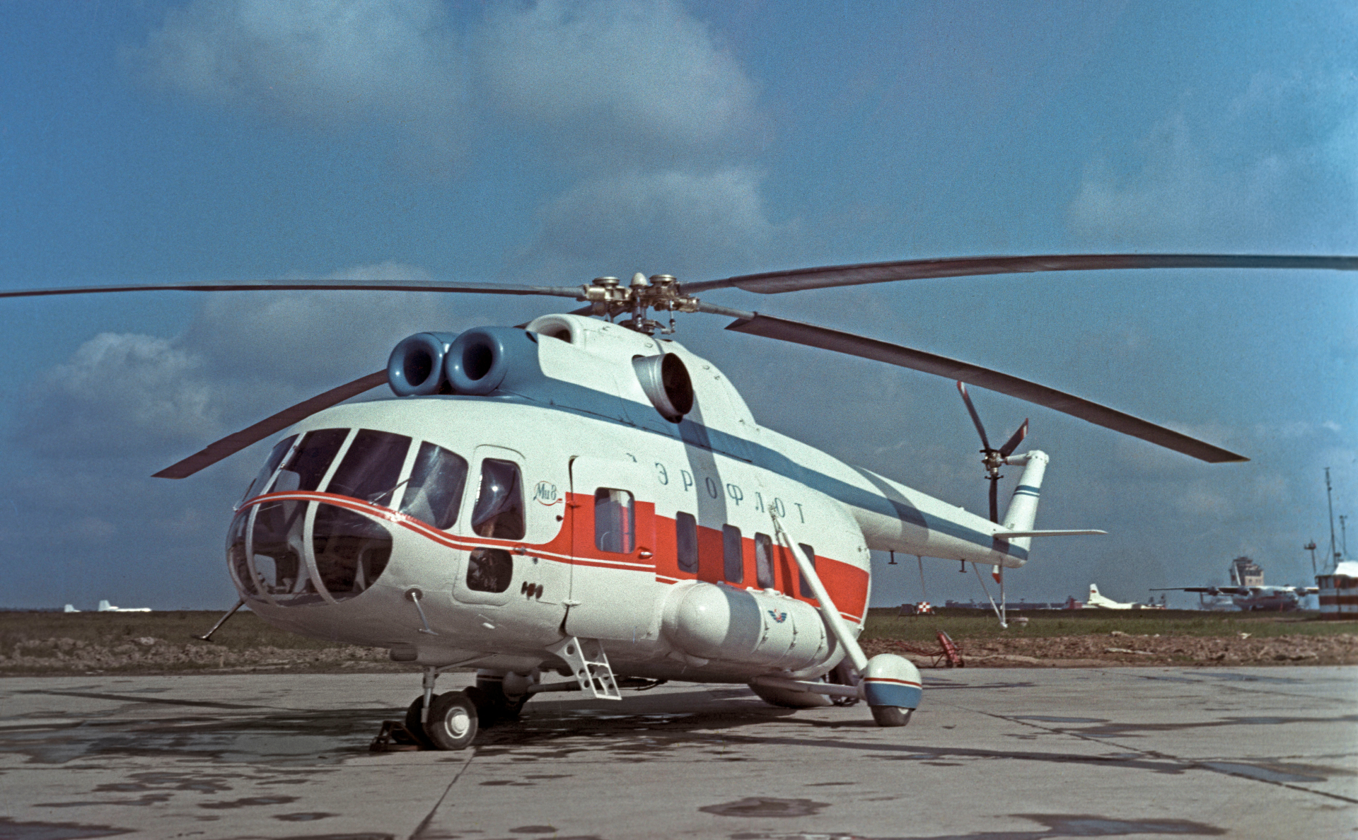 Пассажирский вертолет Ми-8