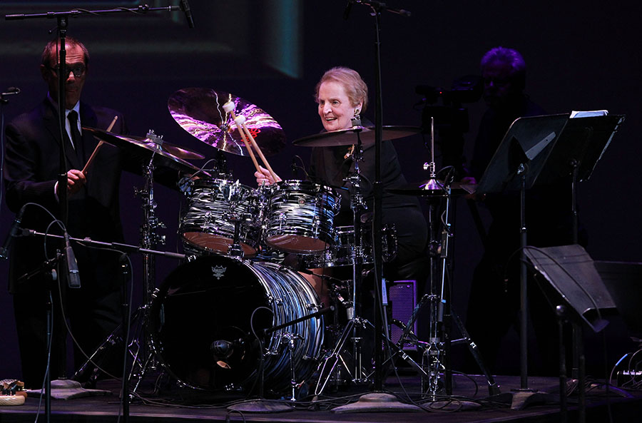 На фото: Мадлен сыграла на барабанах во время гала-концерта в Центре Кеннеди в Вашингтоне, 23 сентября 2012 года