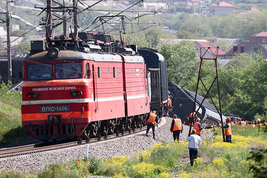 Сход грузового поезда с рельсов после подрыва в Крыму. Фоторепортаж
