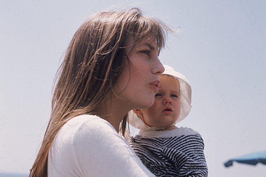 В браке с Генсбуром Биркин родила дочь Шарлотту, которая впоследствии тоже стала певицей и актрисой (на фото: Джейн Биркин с дочерью Шарлоттой, 1972&nbsp;год)