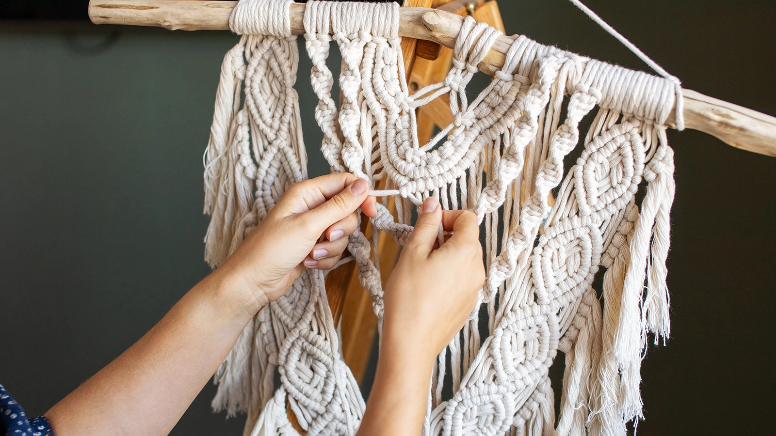 Слово «макраме» произошло от турецкого makrama, что переводится как «салфетка, полотенце»