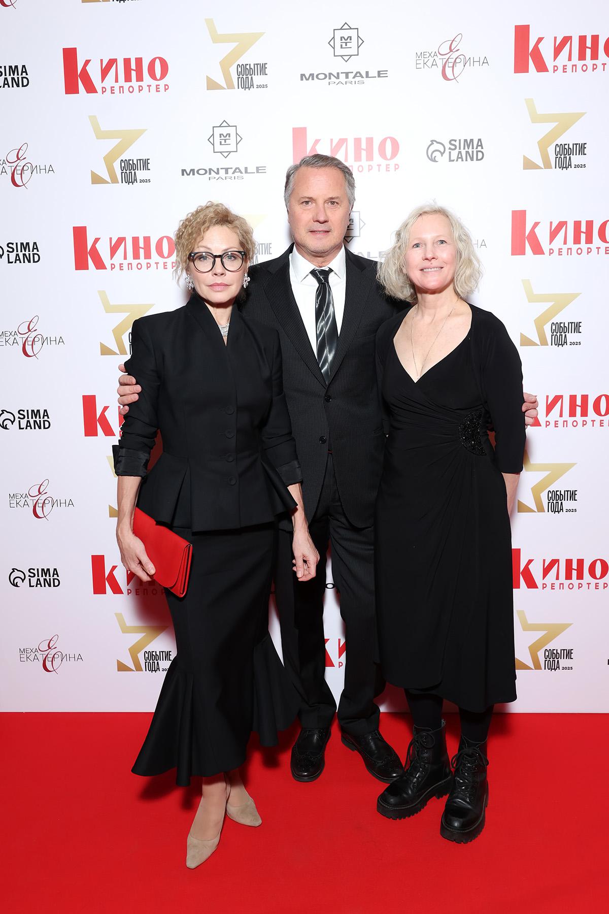 Алена Бабенко с мужем Эдуардом и Анна Чернакова