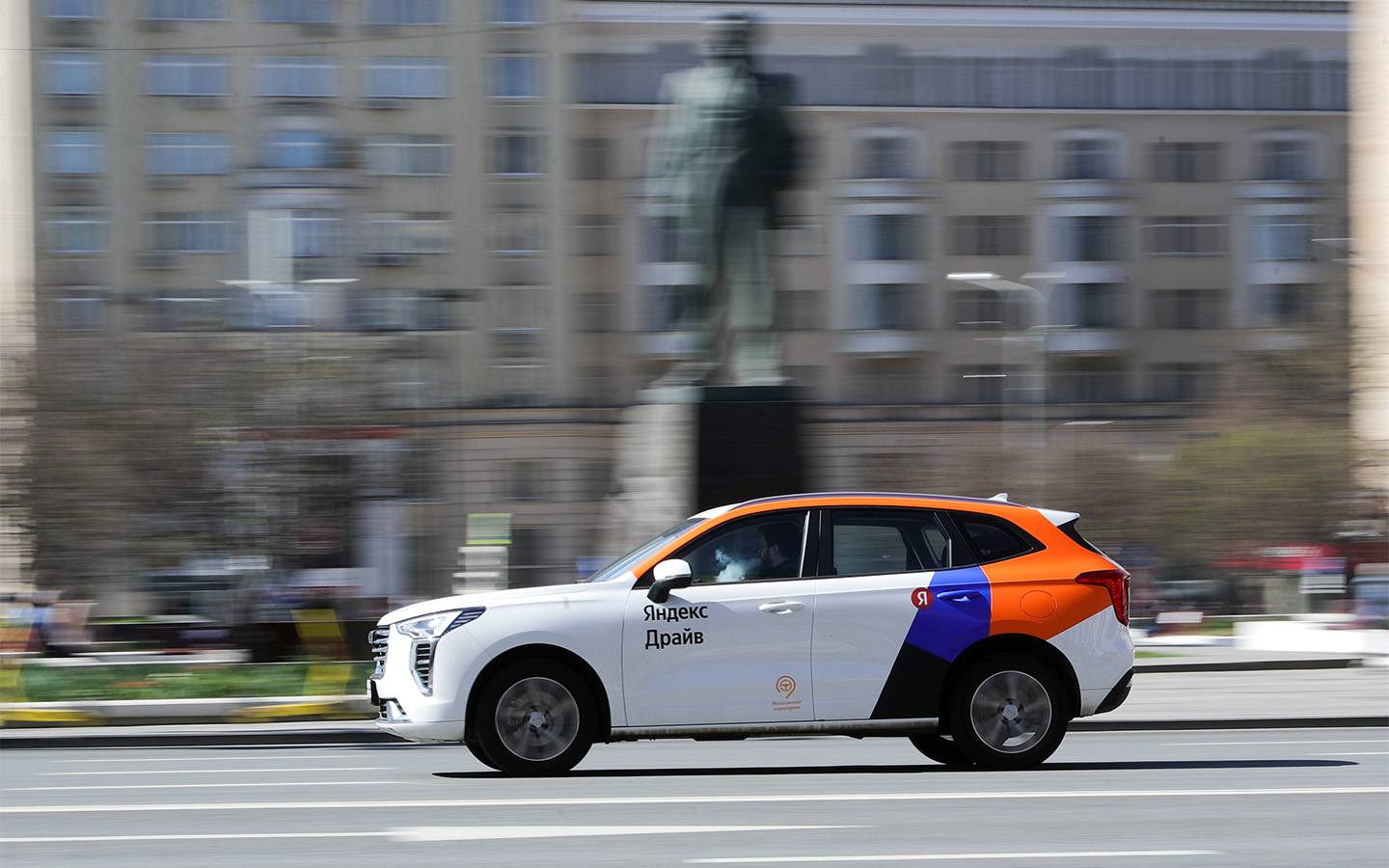 Установленные в салоне арендуемого автомобиля камеры видеонаблюдения в режиме реального времени передают в службу безопасности компании каршеринга информацию о том, кто находится за рулем