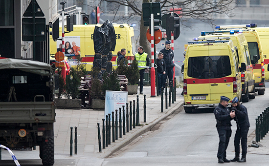 Автомобили скорой помощи рядом со&nbsp;станцией метро в&nbsp;Брюсселе, 22 марта 2016 год


