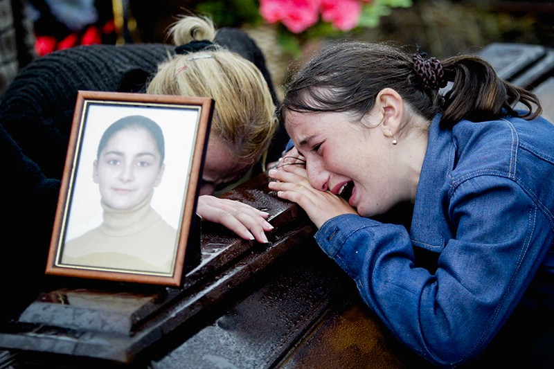 Среди погибших в спортзале школы была 15-летняя Алана Кацанова. На фото - друзья Аланы, плачущие над ее гробом. 
