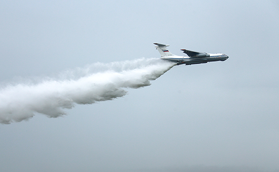 Самолет Ил-76 во&nbsp;время всероссийского этапа конкурса по&nbsp;воздушной выучке летных экипажей на&nbsp;испытательном полигоне под&nbsp;Феодосией.&nbsp;4 июня 2016 года


