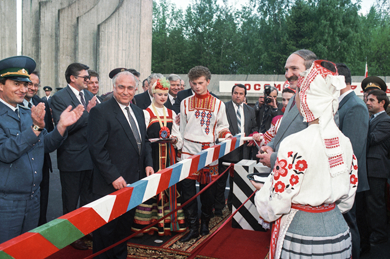Виктор Черномырдин и&nbsp;Александр Лукашенко во&nbsp;время церемонии ликвидации таможенной границы между&nbsp;Россией и&nbsp;Белоруссией. Май 1995 года


