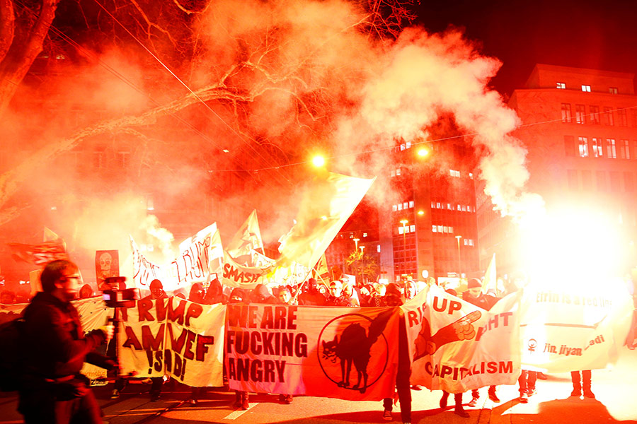 Самые многочисленные протесты прошли в Цюрихе. Их участниками стали около 2 тыс. человек.