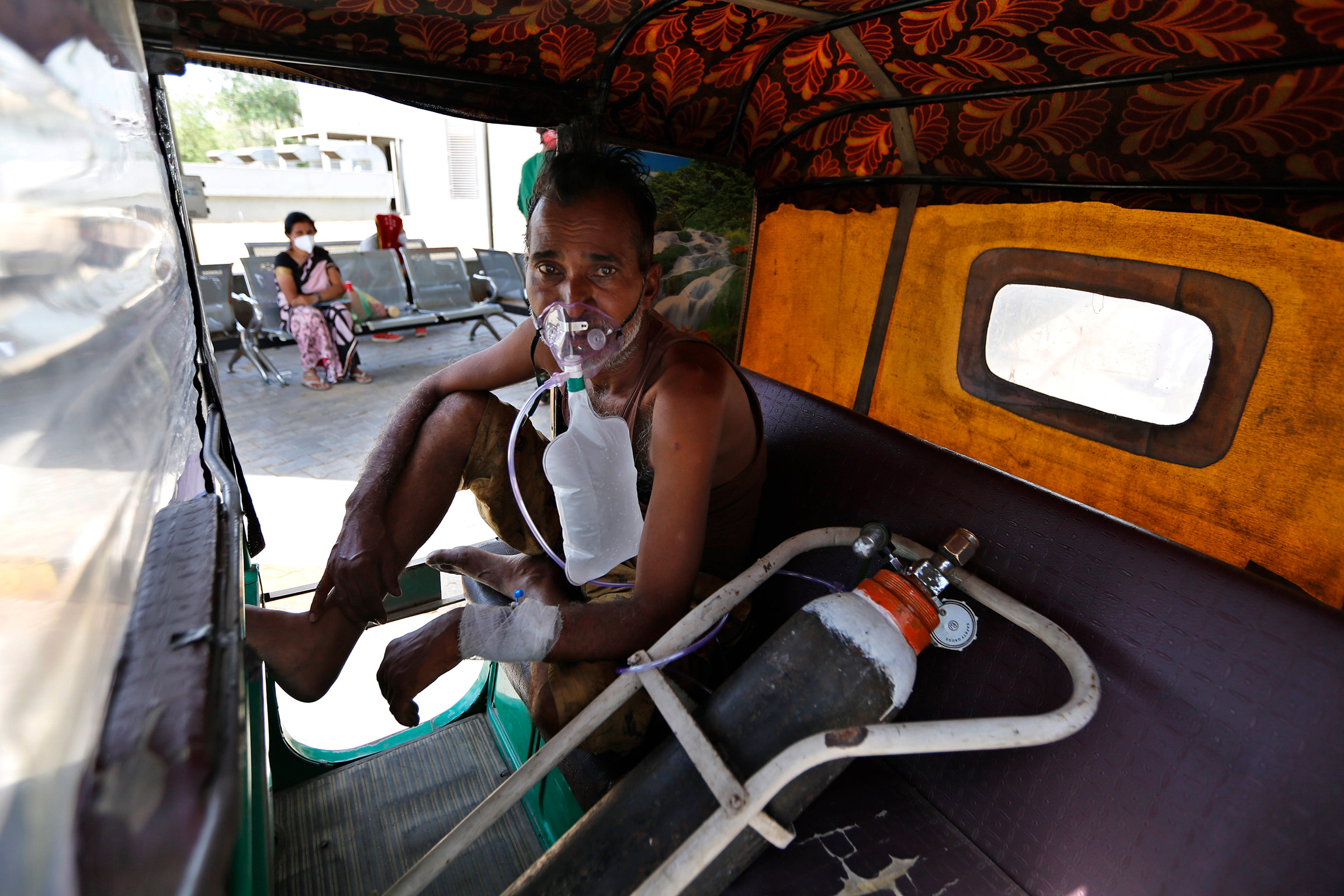 Мужчина в кислородной маске ждет, когда его поместят в коронавирусную больницу в Ахмедабаде.

Несколько дней подряд в Индии выявляют более 300 тыс. новых случае заражения COVID-19, это мировой рекорд. Прошлый был установлен США в январе&nbsp;&mdash; 297 тыс. выявленных больных за день