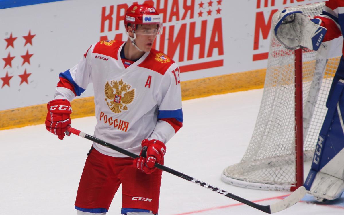 Российский хоккеист НХЛ выбыл на два месяца из-за пореза коньком