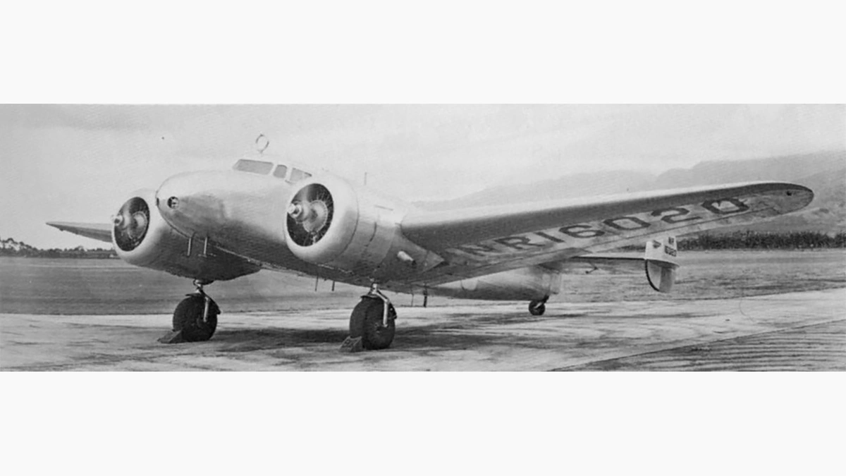 <p>Самолет Амелии Эрхарт Lockheed L-10E Electra. При подготовке к полету большая часть иллюминаторов была закрыта, а в фюзеляже были установлены дополнительные баки</p>