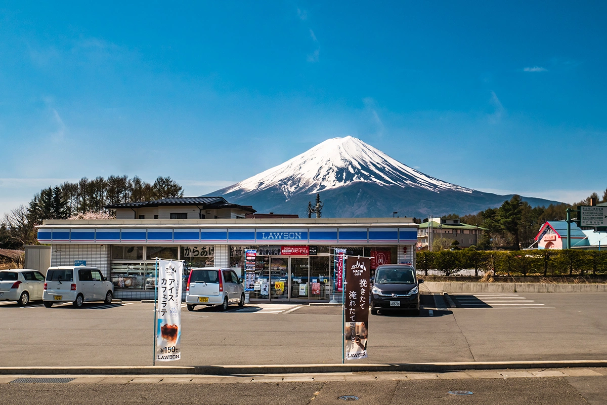 <p>Магазин Lawson на фоне горы Фудзи в селе&nbsp;Фудзикавагутико</p>