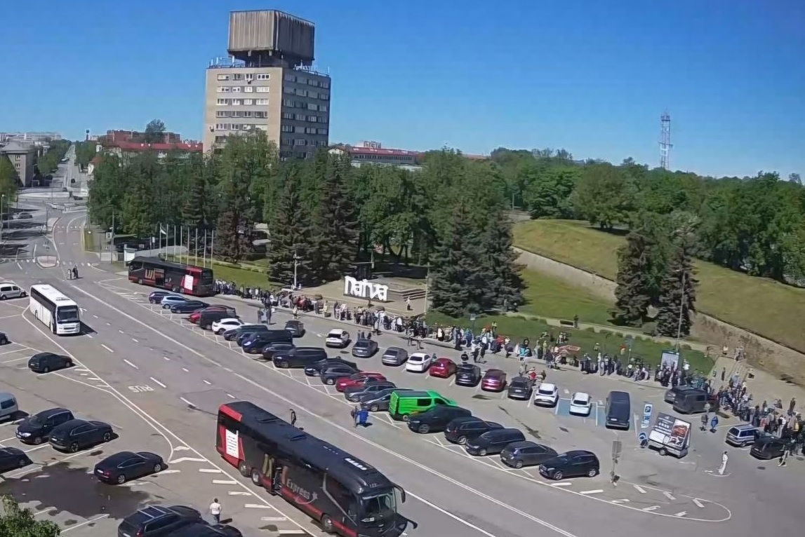 Очередь к пограничному переходу &laquo;Нарва&nbsp;&mdash; Ивангород&raquo; 1 июня