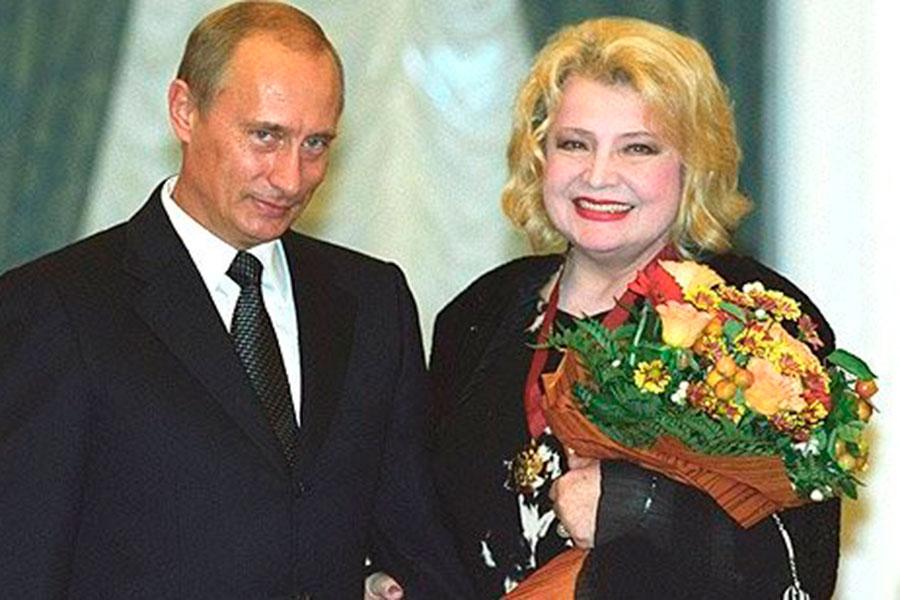 Владимир Путин вручает орден &laquo;За заслуги перед Отечеством&raquo; III степени руководителю МХАТ&nbsp;имени Горького Татьяне Дорониной, 2003 год