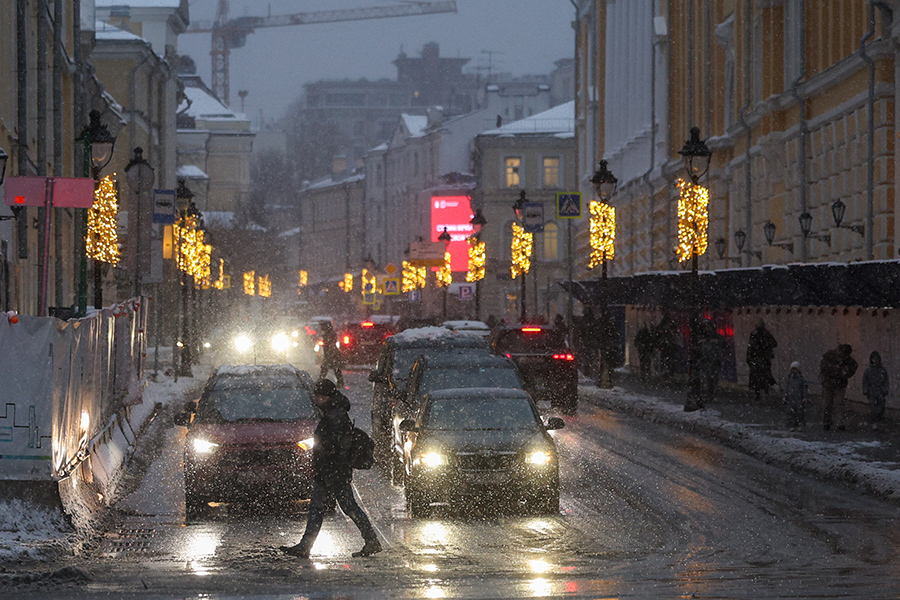 Непогода обрушилась на столичный регион ближе к вечеру. Из-за снегопада возникли пробки, видимость на дорогах ухудшилась,&nbsp;образовались очереди на автобусных остановках.&nbsp;