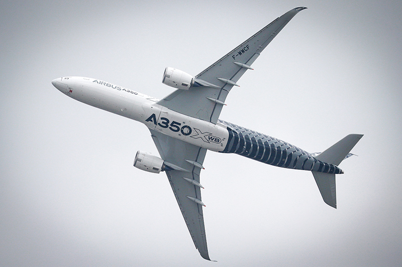 Французская Airbus Group представит на&nbsp;статической стоянке A350 XWB для первого заказчика Qatar Airways. &laquo;Катарские авиалинии&raquo; заказали в&nbsp;конце 2013 года 80&nbsp;таких бортов, а&nbsp;с этого года начали полеты. Самолет создан как конкурент Boeing 787-9 Dreamliner и&nbsp;Boeing&nbsp;777. Цена одного самолета варьируется от&nbsp;$260 до&nbsp;$340 млн. Два опытных образца примут участие в&nbsp;демонстрационных полетах. Самолет имеет новый фюзеляж широкого сечения, что позволяет устанавливать восемь&ndash;девять&nbsp;кресел в&nbsp;одном ряду (в&nbsp;предыдущих,&nbsp;А330 и&nbsp;А350,&nbsp;&mdash; до&nbsp;восьми кресел). Максимальная пассажировместимость&nbsp;&mdash; 550 человек.
