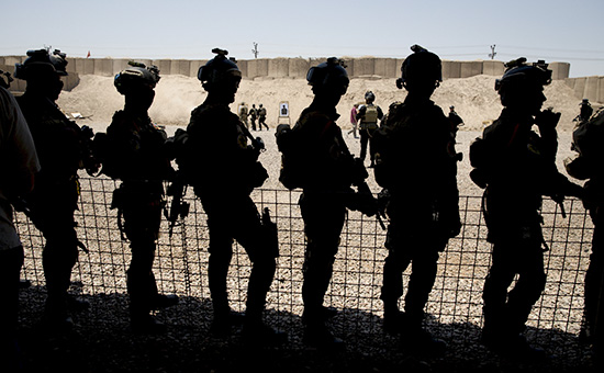 Американские солдаты наблюдают за тренировкой&nbsp;антитеррористической коалиции