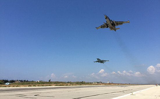 Штурмовики Су-25 взлетают с&nbsp;аэродрома Хмеймим&nbsp;в&nbsp;Сирии