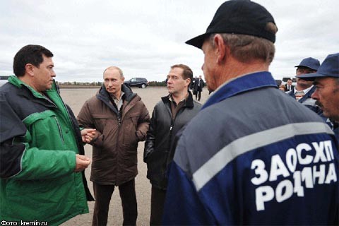 Д.Медведев и В.Путин поработали комбайнерами в Ставрополье