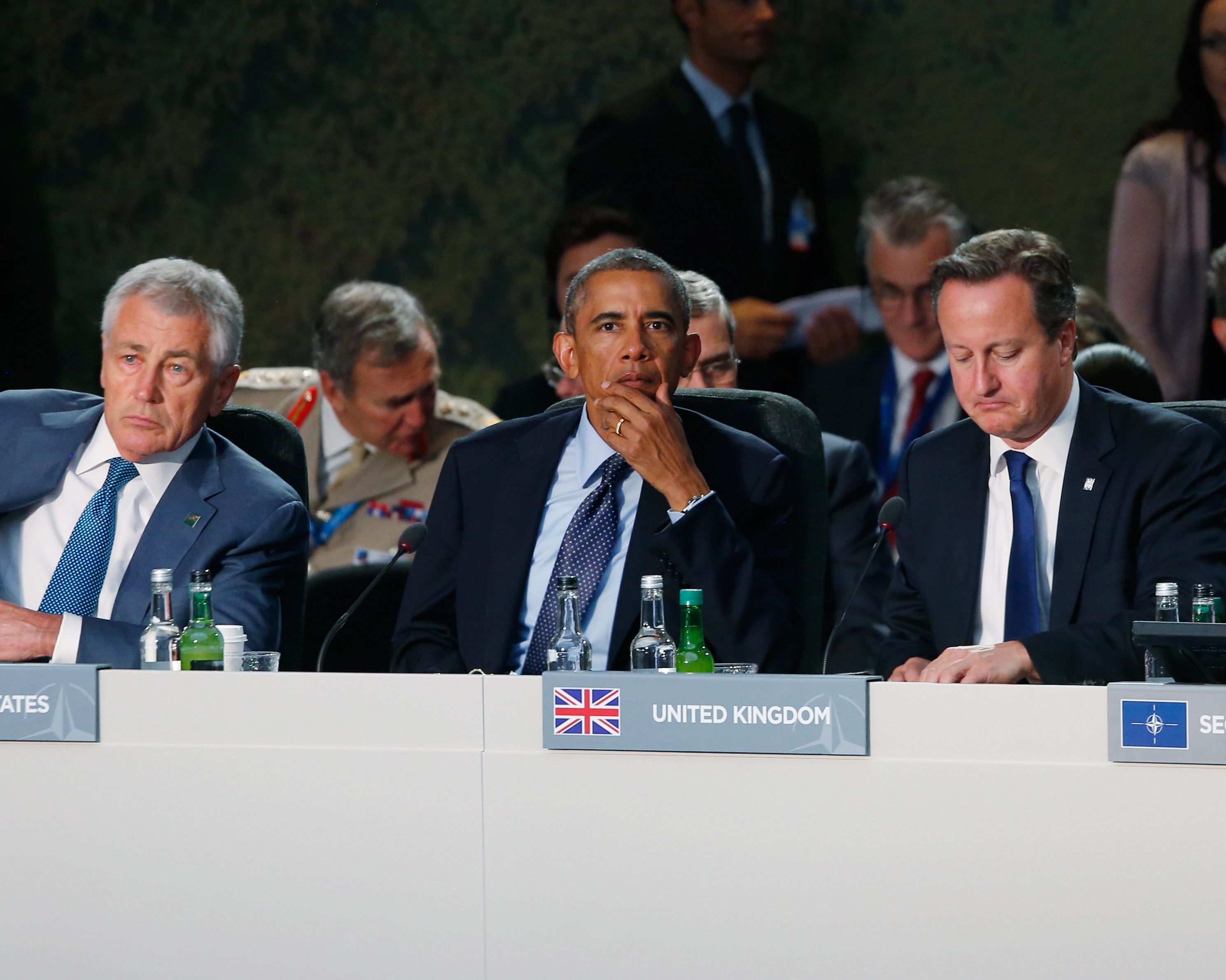 Министр обороны США Чак Хейгл(слева), президент США Барак Обама и премьер-министр Великобритании Дэвид Кэмерон(справа)