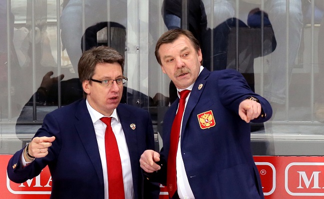 Тренер сборной России по хоккею Харийс Витолиньш и главный тренер команды Олег Знарок (слева направо)
