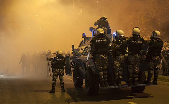 Сотрудники полиции Черногории во время беспорядков


