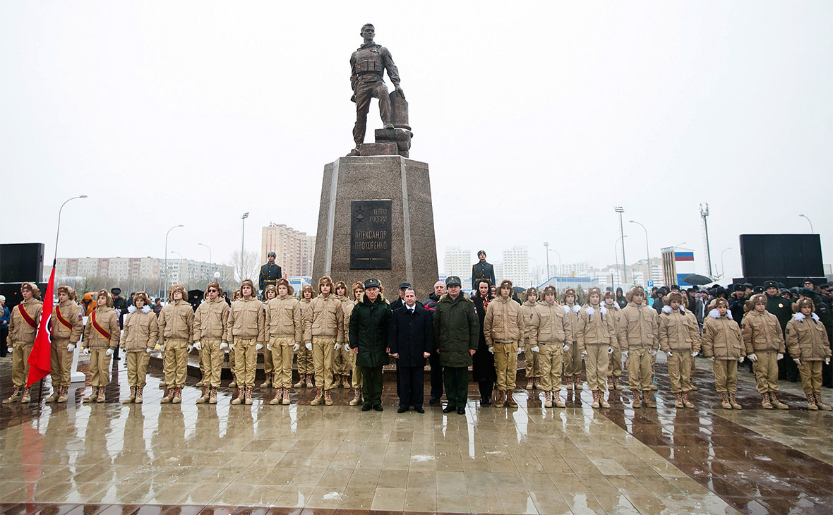 Михаил Бабич (в центре) и юнармейцы на церемонии открытия памятника


