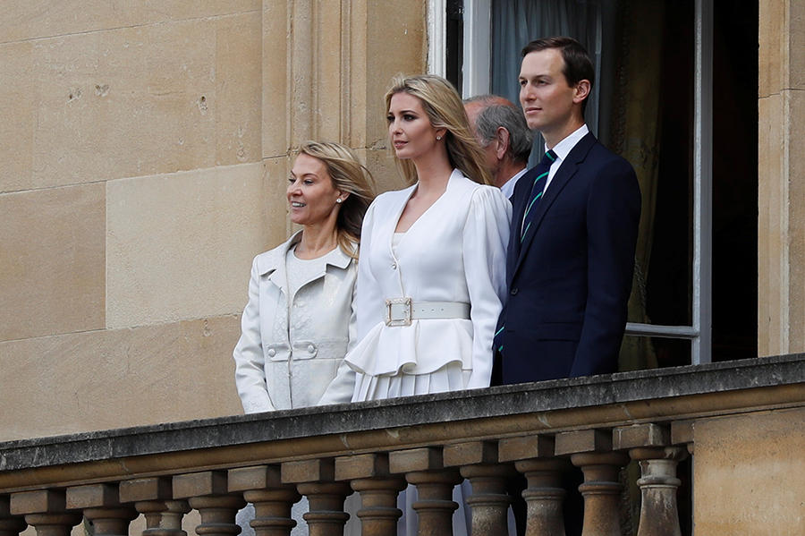 Вместе с президентом США в Великобританию прибыла его дочь Иванка Трамп (в центре) с мужем Джаредом Кушнером
