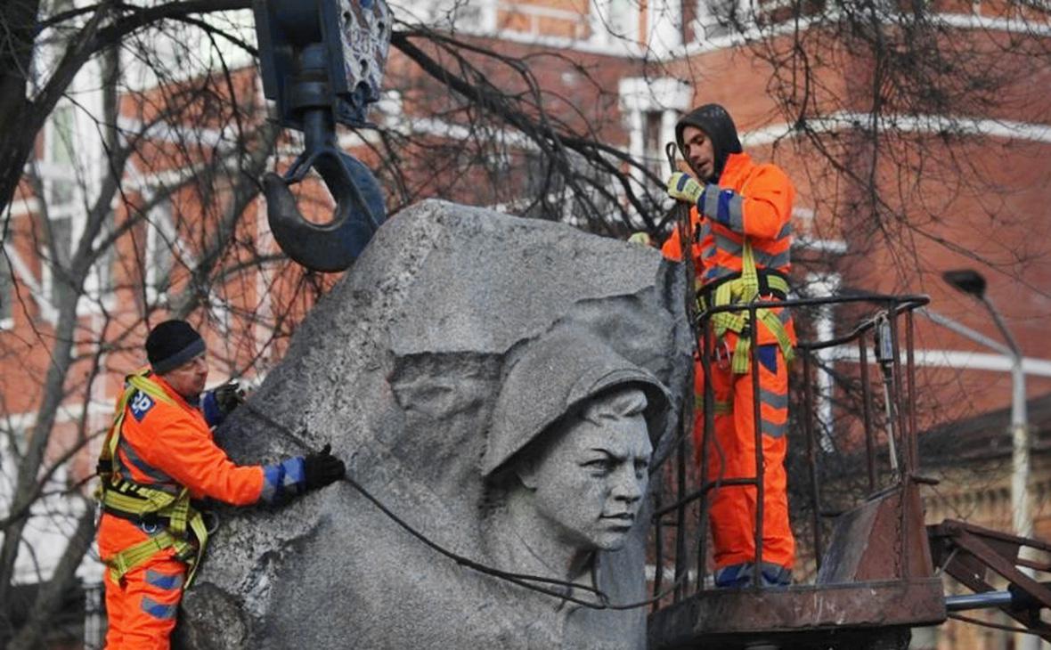 В Днепре снесли памятник Герою Советского Союза Александру Матросову